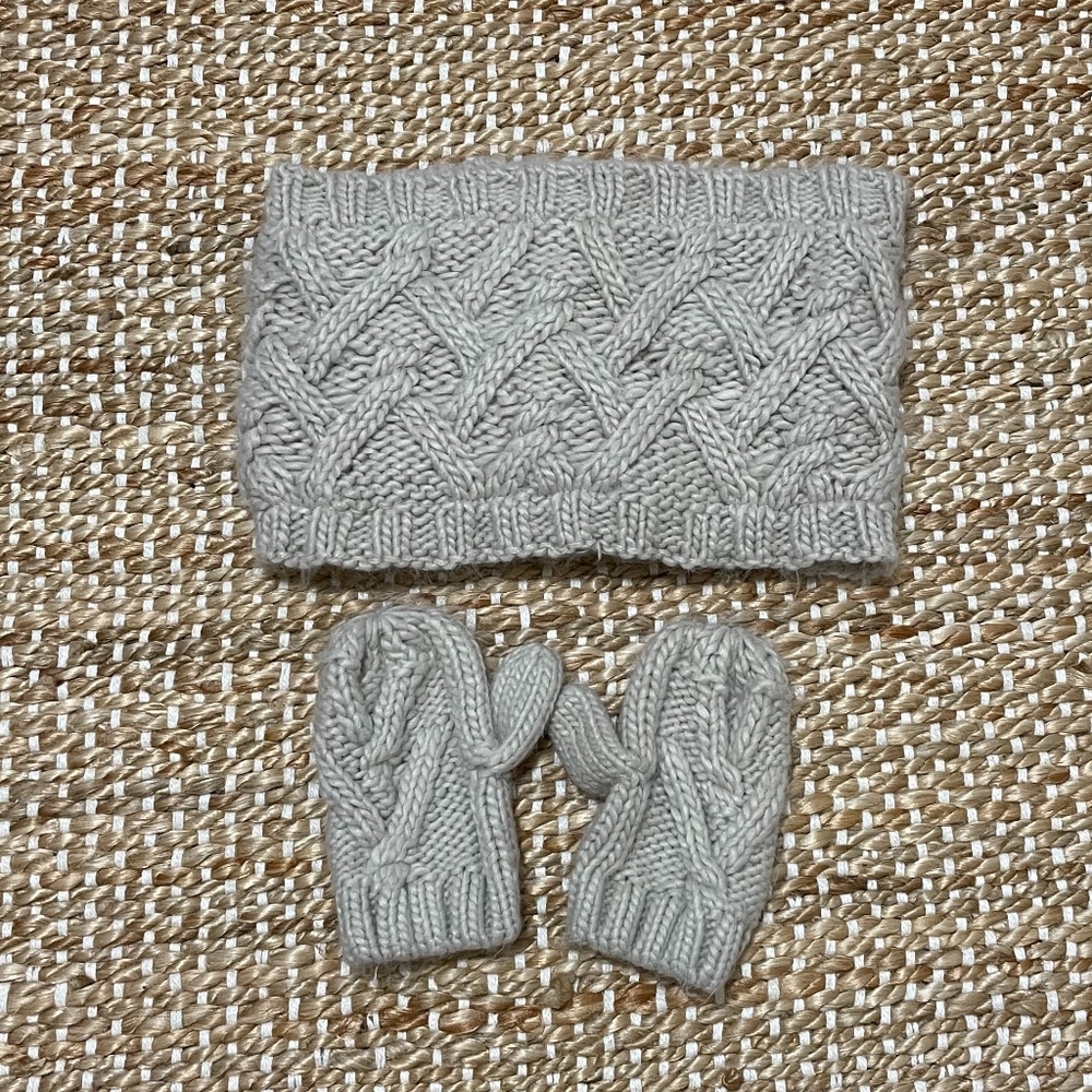 Zara baby knit mittens and infinity scarf collar ❄️